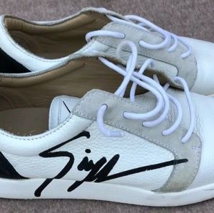 Women Guiesspe sneakers size 9 1/2